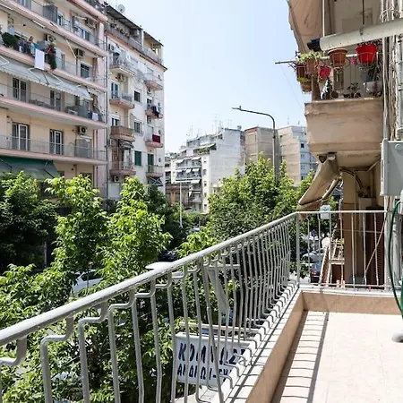 Sunny Retro Near Centre Apartment Thessaloniki