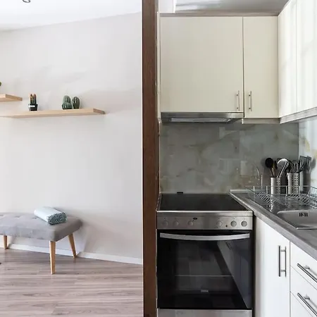 Sunny Retro Near Centre *