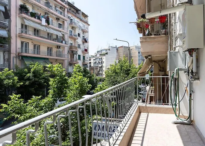Sunny Retro Near Centre Apartment Thessaloniki